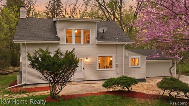 front view picture of 21266 W 9 Mile Rd, Southfield, MI. 48075