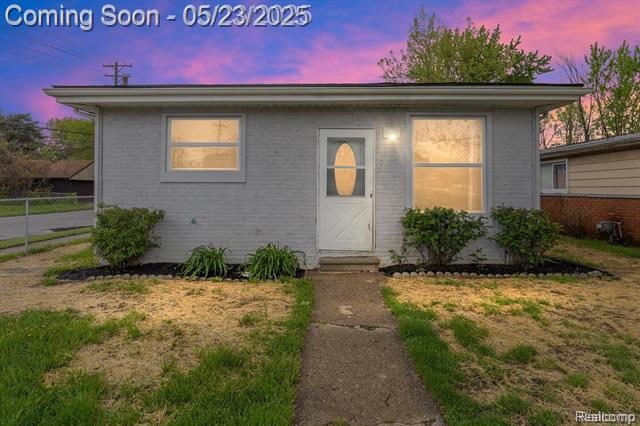 front view picture of 464 W Jarvis Ave, Hazel Park, MI. 48030