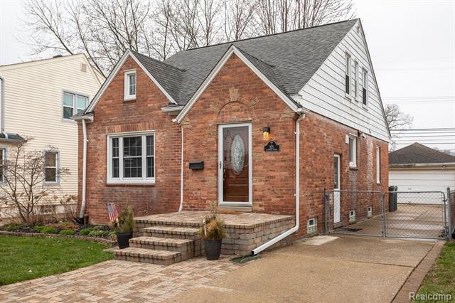 front view picture of 821 N Waverly, Dearborn, MI. 48128