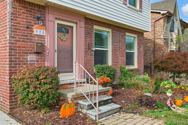 front view picture of 925 N Mildred, Dearborn, MI. 48128