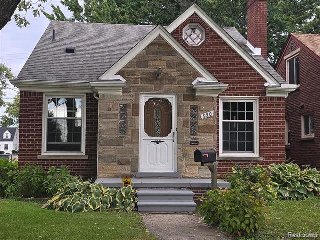 front view picture of 950 N York, Dearborn, MI. 48128